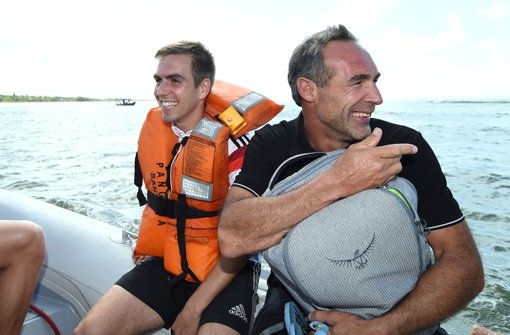 Zwei Kapitäne auf einen Boot: DFB-Leitwolf Philipp Lahm mit dem Weltumsegler Mike Horn (rechts) Foto: DFB/dpa