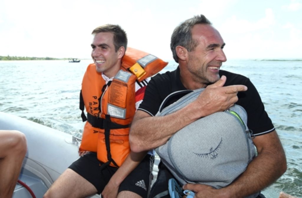 Zwei Kapitäne auf einen Boot: DFB-Leitwolf Philipp Lahm mit dem Weltumsegler Mike Horn (rechts)
