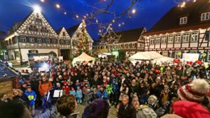 Ein schönes Bild in der späten Dämmerung: Auf dem Laien wird der 41. Ditzinger Weihnachtsmarkt am Samstagnachmittag eröffnet. Foto: factum/Granville
