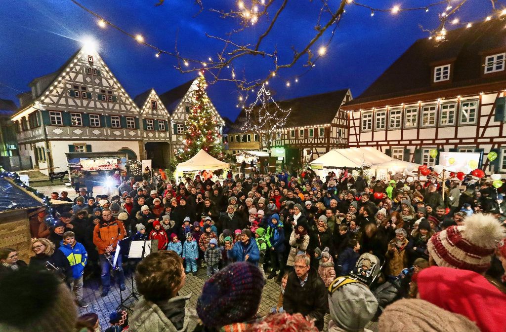 Ein schönes Bild in der späten Dämmerung: Auf dem Laien wird der 41. Ditzinger Weihnachtsmarkt am Samstagnachmittag eröffnet.