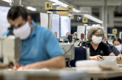 In einer Manufaktur werden bei Daimler in Sindelfingen Masken genäht. Foto: Daimler