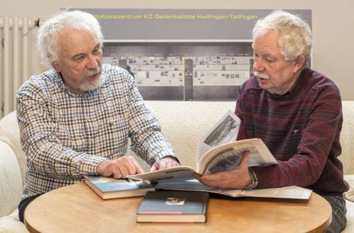 Volker Mall (links) und      Harald Roth erforschen  seit Jahren die Geschichte  des KZ Hailfingen-Tailfingen und publizieren ihre Erkenntnisse. Foto: factum/Weise