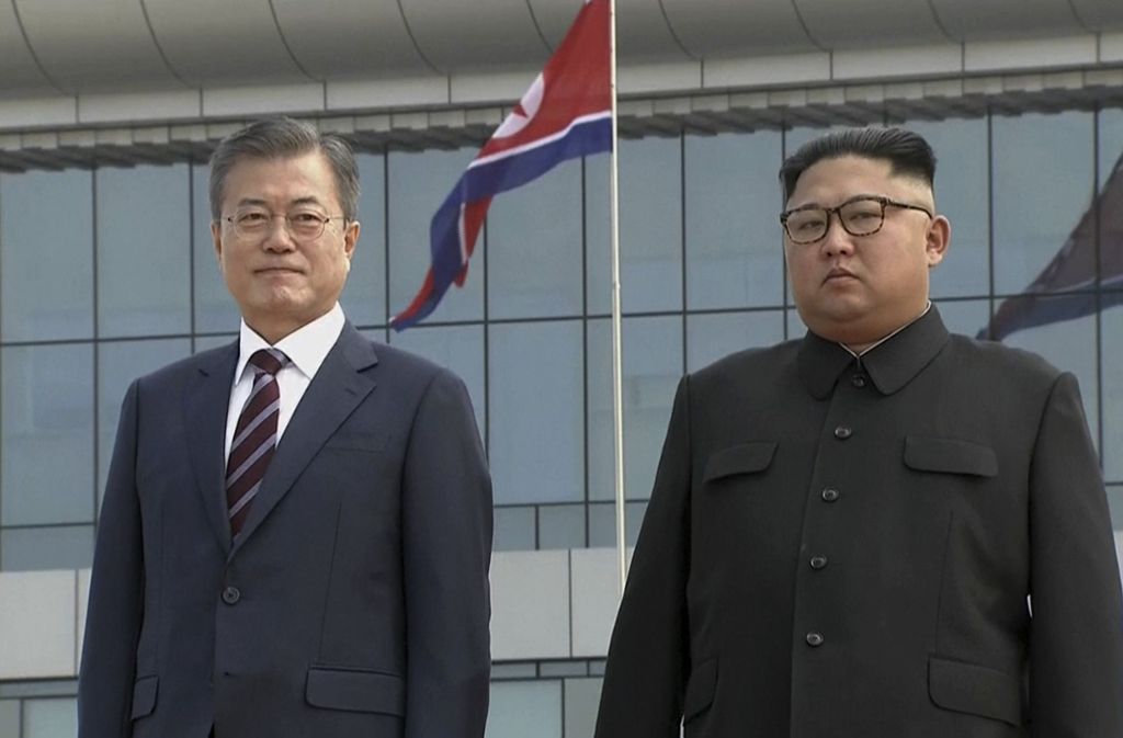 Südkoreas Präsident Moon Jae In und Machthaber Kim Jong Un in Pjöngjang. Foto: KBS via APTN