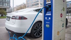 Umgerechnet mehr als 150 Gramm CO2 pro Kilometer emittiert ein Tesla, sagt die Studie. Foto: dpa