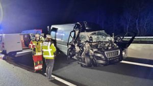 Kleintransporter fährt auf Lkw – 25-Jährige schwer verletzt