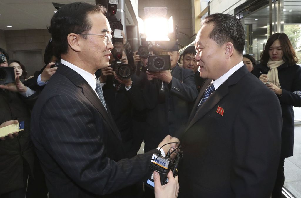Südkoreas Vereinigungsminister und Delegationsleiter Cho Myoung Gyon (links) und sein nordkoreanischer Amtskollege Ri Son Gwon geben sich in Panmunjom, Südkorea, die Hand.