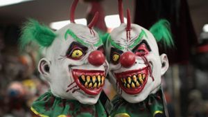 Das Phänomen kommt aus den USA und scheint auch bei uns Anhänger zu finden: Als gruselige Clowns Verkleidete erschrecken Passanten. (Symbolfoto) Foto: GETTY IMAGES