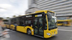 Berlin: Seniorin stürzt an Ampel und wird von Bus überrollt –  Frau tot