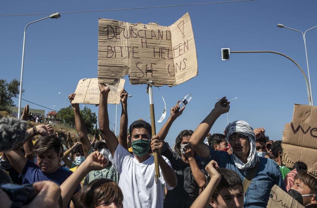 Bei den Protesten von ehemaligen Bewohnern des Lagers Moria auf Lesbos setzte die Polizei Tränengas ein.