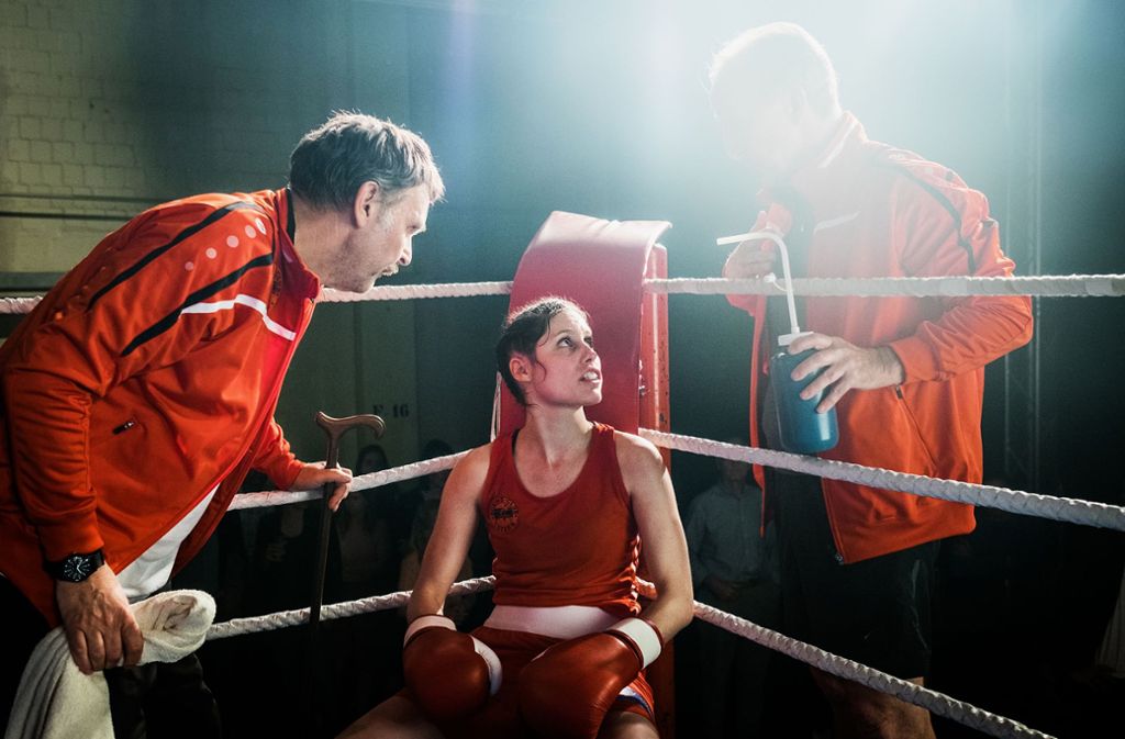 Ingo Ospelt als Ferdi Oberholzers spricht seiner Tochter (Tabea Buser als Martina Oberholzer) während des Boxkampfes Mut zu.