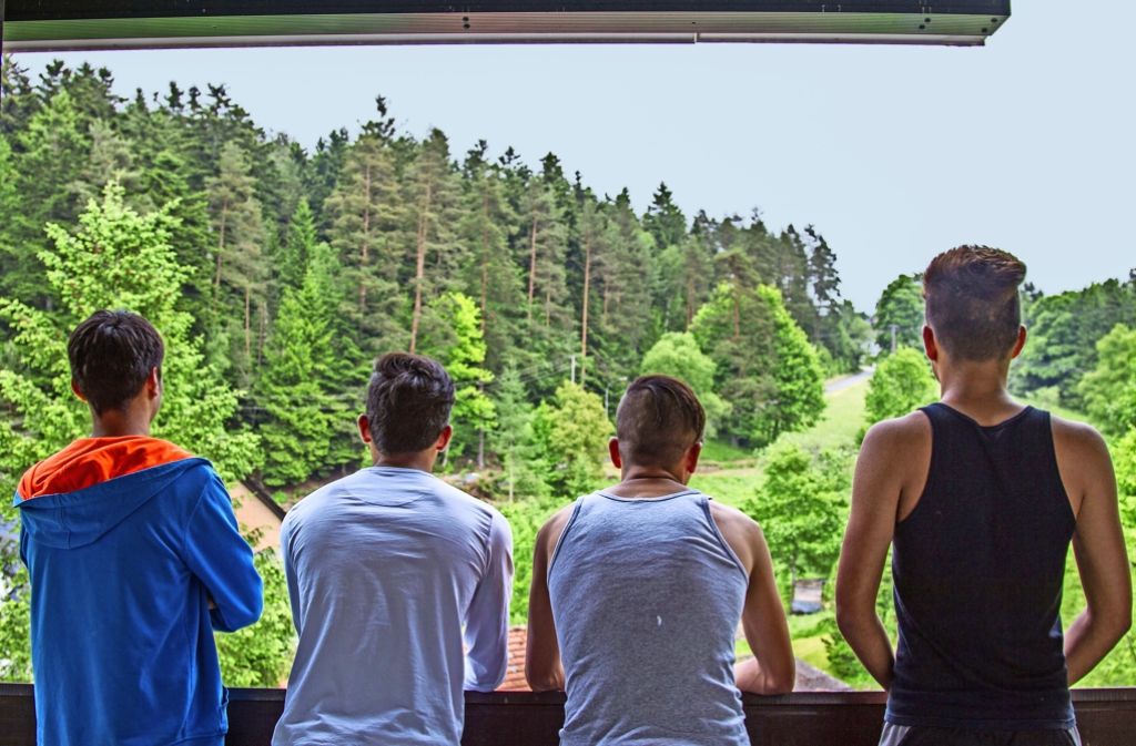 Hinterm Horizont geht’s weiter: vier Jungs auf dem Balkon mit Talblick ins Grüne Foto: Vanessa Gaßmann