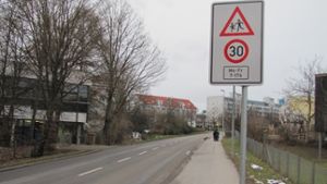 Seit Kurzem stehen diese Schilder vor der Grundschule an der Kemnater Straße in Riedenberg. Foto: Sägesser