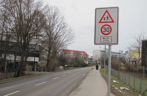 Seit Kurzem stehen diese Schilder vor der Grundschule an der Kemnater Straße in Riedenberg. Foto: Sägesser