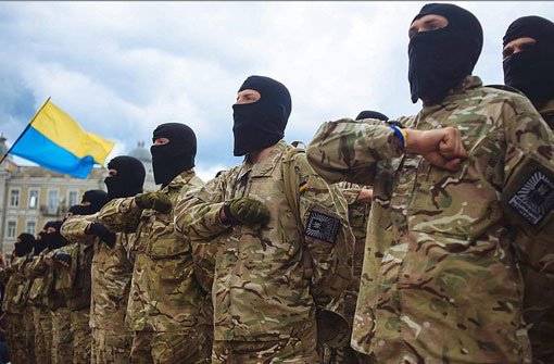 Neu vereidigte Soldaten der ukrainischen Armee vor ihrer Abfahrt in den Osten des Landes. Foto: dpa