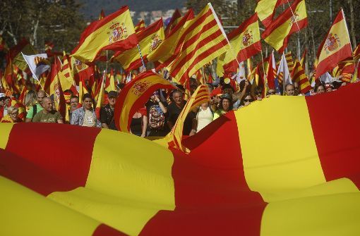 Barcelona kann auch anders: Demonstranten gehen für die Einheit Spaniens auf die Straße Foto: AP