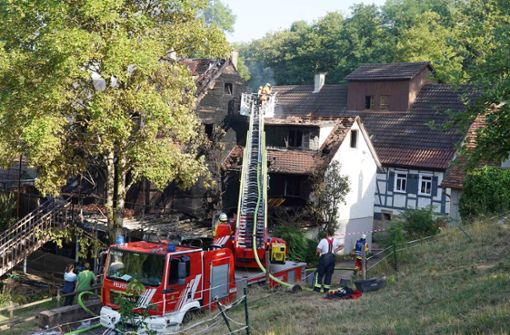 Das vordere Haus der Eselsmühle, in dem sich die Mühlenstube und der Hofladen befinden, ist bei dem Brand stark beschädigt worden. Foto: Andreas Rosar Fotoagentur-Stuttg