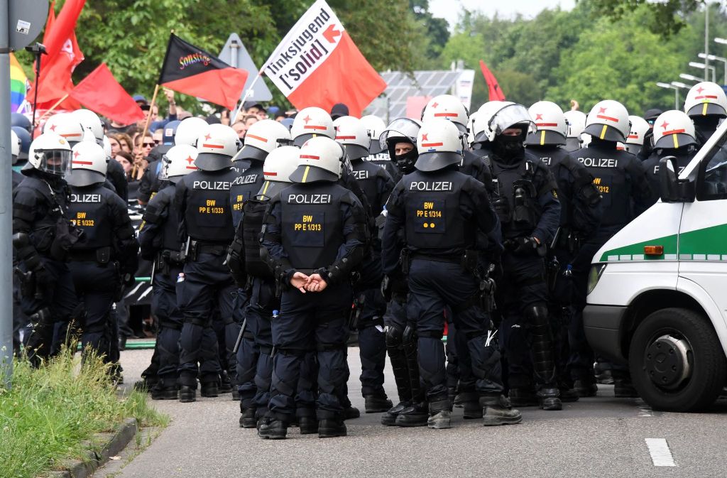 Die Polizei ist in Karlsruhe mit einem Großaufgebaut im Einsatz gewesen. Foto: dpa