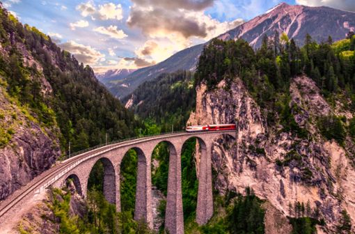 Der Bernina Express auf dem Landwasserviadukt in der Schweiz.