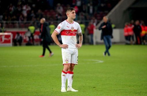 Allein auf weiter Flur: Pablo Maffeo versteht beim VfB die Fußballwelt nicht mehr. Foto: Baumann