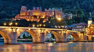 Seit Jahrzehnten wird das Heidelberger Schloss bis Mitternacht von Scheinwerfern beleuchtet. Foto: Adobe Stock/Fineart Panorama