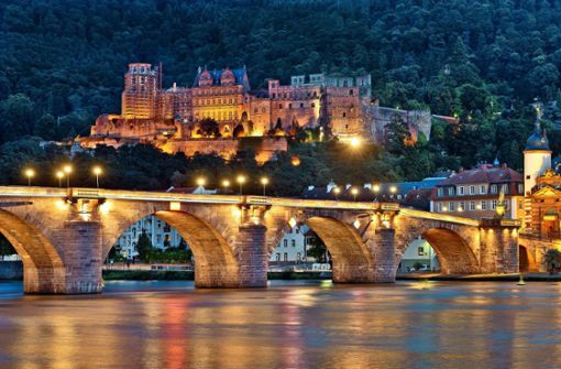 Seit Jahrzehnten wird das Heidelberger Schloss bis Mitternacht von Scheinwerfern beleuchtet. Foto: Adobe Stock/Fineart Panorama