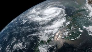 Dieses Sattelitenfoto der National Oceanic and Atmospheric Administration (NOAA) zeigt den Zyklon „Fani“, der sich über dem Golf von Bengalen in Position bringt.) Foto: AFP