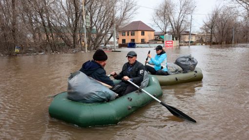 Die Überschwemmungen lösten die Evakuierung Tausender Menschen in der Region Orenburg aus, die etwa 1200 Kilometer südöstlich der Hauptstadt Moskau liegt. Foto: v.v.smolnikov/AP/dpa