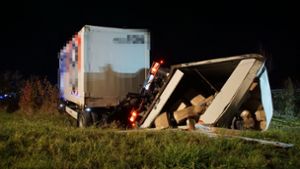 Lastwagen durchbricht Leitplanke –  Fahrer schwer verletzt