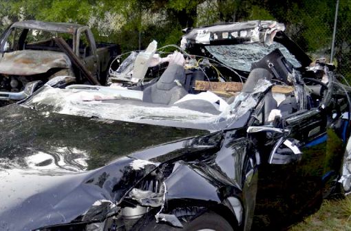 Die US-Verkehrsaufsicht beschlagnahmte den Tesla Model S nach dem Unfall in Florida. Foto: AP