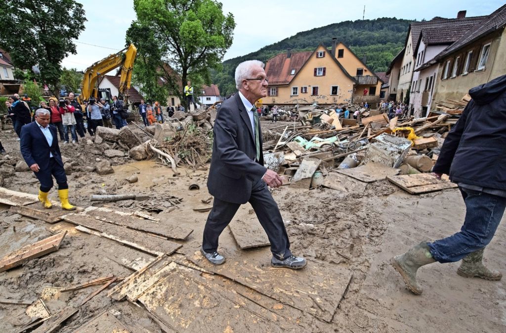 Ortstermin im Schlamm: Ministerpräsident Kretschmann (vorne) und Innenminister Thomas Strobl haben sich die Unwetterschäden in Braunsbach angeschaut.