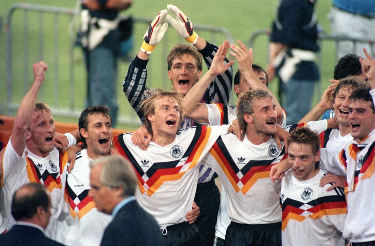 In Rom krönte sich die DFB-Auswahl 1990 zum dritten Mal zum Weltmeister. Wer alles dabei war, wie es danach weiterging, das erfahren Sie in unserer Bildergalerie. Foto: dpa/Frank Kleefeldt