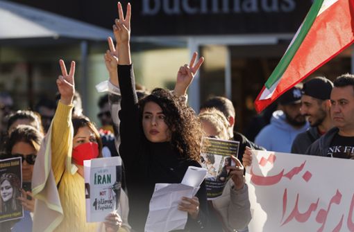 Demonstrierende in Stuttgart  – mit Friedenszeichen und Flaggen gegen die Gewalt an Frauen im Iran. Foto: Lichtgut/Julian Rettig