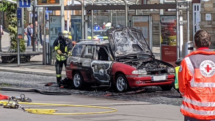 Auto im Bahnhofsgelände brennt lichterloh