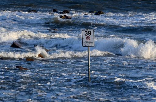 Der Ostseestrand ist bereits überspült. An der Ostseeküste wird eine Sturmflut mit einem Wasserstand von bis zu 1,50 Metern über Normal erwartet Foto: dpa