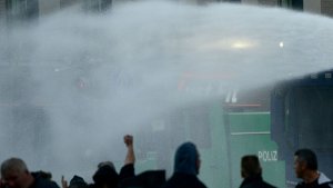 Polizei setzt in Köln Wasserwerfer gegen Hooligans ein