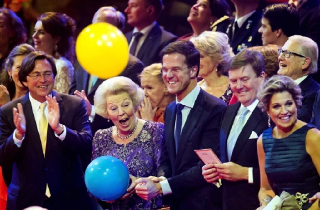 Prinzessin Beatrix (zweite von links) mit dem niederländischen Premierminister Mark Rutte (Mitte), König Willem-Alexander (zweiter von rechts) und Königin Maxima (rechts)