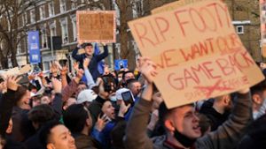 Demonstrationen in London gegen die geplante Super League. (Archivbild) Foto: AFP/ADRIAN DENNIS