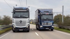 Ein Wasserstoff-Lkw (links) und ein Batterie-Lastwagen von Daimler Truck Foto: dpa/Daimler Truck