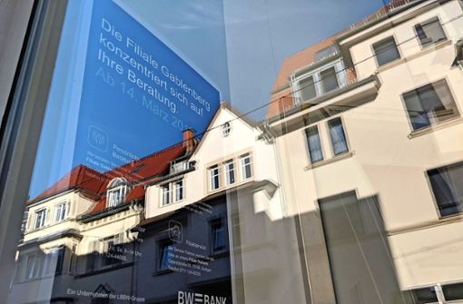 Ein Aushang informiert über die Änderungen in der Filiale Gablenberg, die seit 14. März gelten. Foto: Jürgen Brand