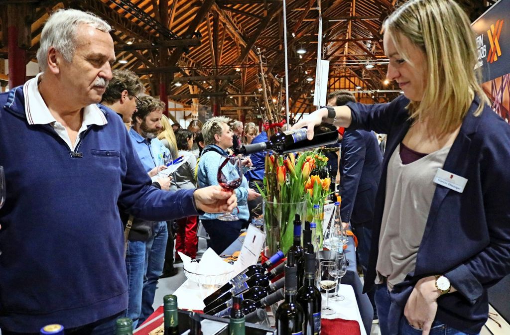 Weinliebhaber und viele Fachleute lassen sich beim Weintreff in der Alten Kelter nicht nur einmal einschenken.