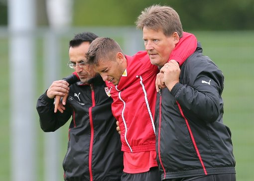 VfB-Mittelfeldspieler Moritz Leitner humpelt vom Trainingsplatz Foto: Pressefoto Baumann
