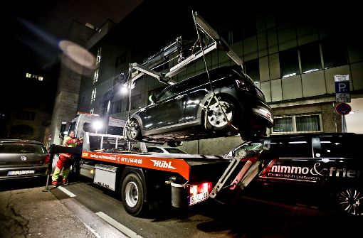 Immer häufiger hängen in Stuttgart widerrechtlich geparkte Autos am Haken – nicht nur auf öffentlichen, sondern vor allem auf privaten Flächen. Foto: Leif Piechowski