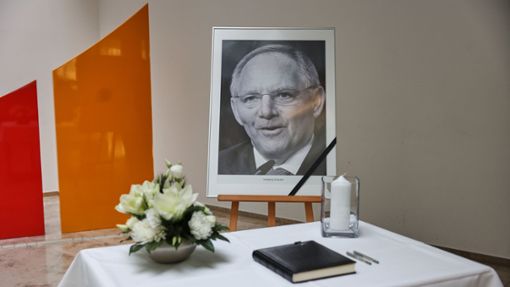 Ein Foto des verstorbenen CDU-Politikers Wolfgang Schäuble und ein Kondolenzbuch. Foto: dpa/Jörg Carstensen
