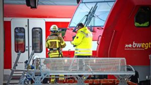 Die Feuerwehr Esslingen hat den schwerstverletzten Mann geborgen. Foto: 7aktuell