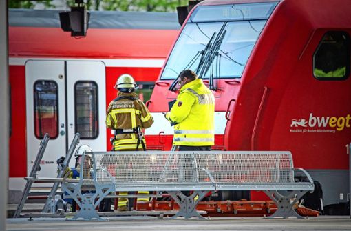 Die Feuerwehr Esslingen hat den schwerstverletzten Mann geborgen. Foto: 7aktuell