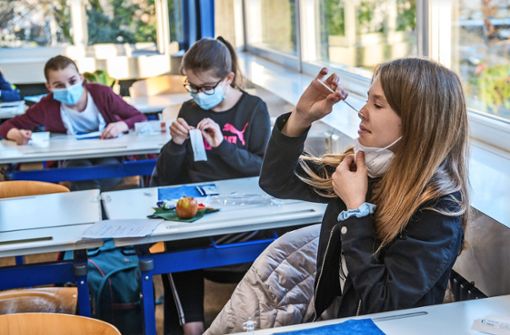 Eine Schülerin am Erich-Kästner-Gymnasium in Eislingen beim Selbsttest auf das Coronavirus. Foto: Giacinto Carlucci