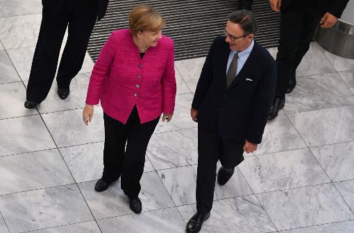 Bundeskanzlerin Angela Merkel und VDA-Präsident Matthias Wissmann: Die Autoindustrie hält auch künftig eine Regierung aus CDU und SPD für die beste Lösung. Foto: dpa