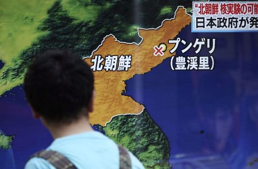 Besorgnis: Ein Mann schaut sich in Tokio einen Bericht über den möglichen Atomversuch von Nordkorea an Foto: AP