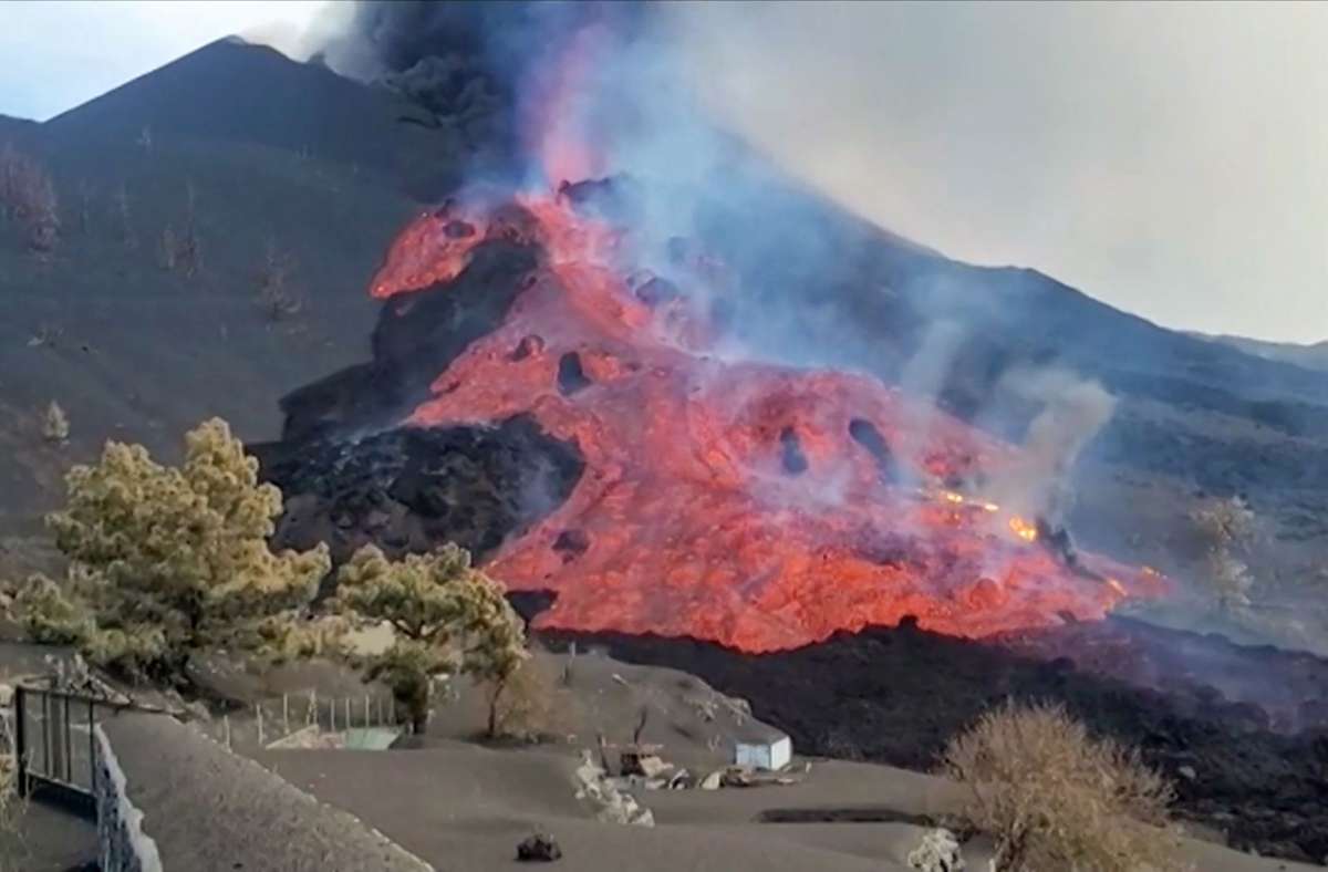 Der Vulkan auf La Palma hält die 85.000 Bewohner der Kanareninsel weiter in Atem. Die mehr als 1000 Grad heiße Lava zerstört immer wieder neue Flächen.