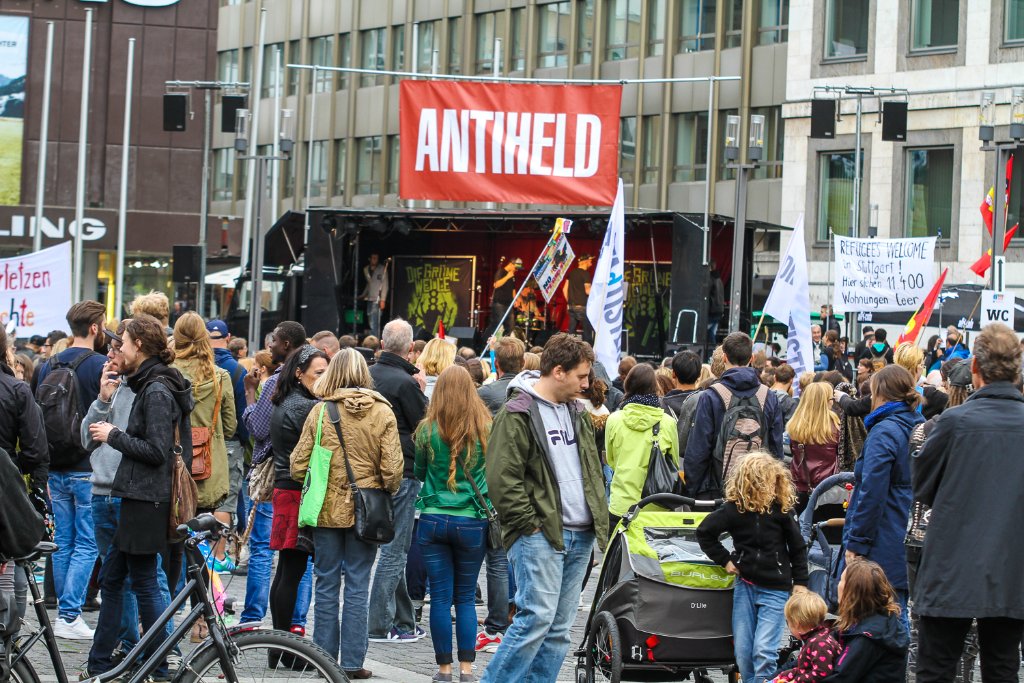 Friedlicher Protest gegen Fremdenfeindlichkeit auf dem Marktplatz in Stuttgart.